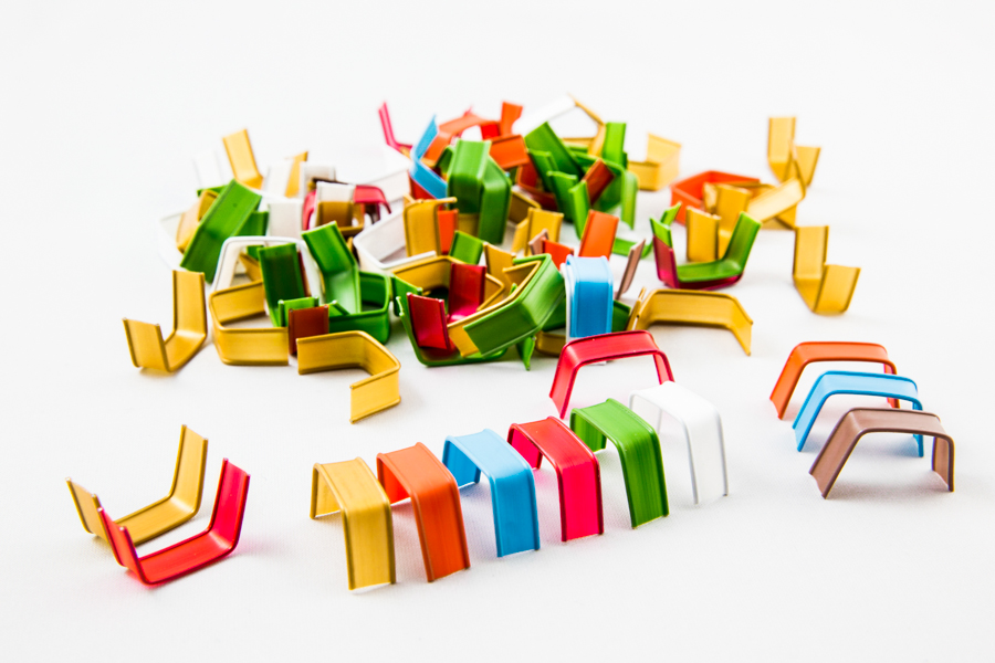 Plastikowe U-klipsy clipband w różnych kolorach ułożone artystycznie