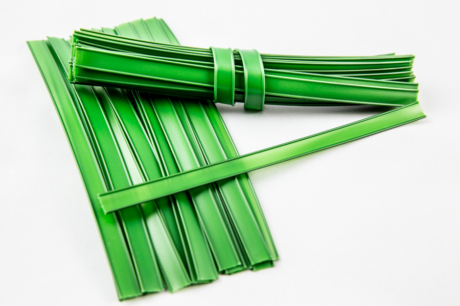 Cięty plastikowy clipband w zielonym kolorze ułożony artystycznie
