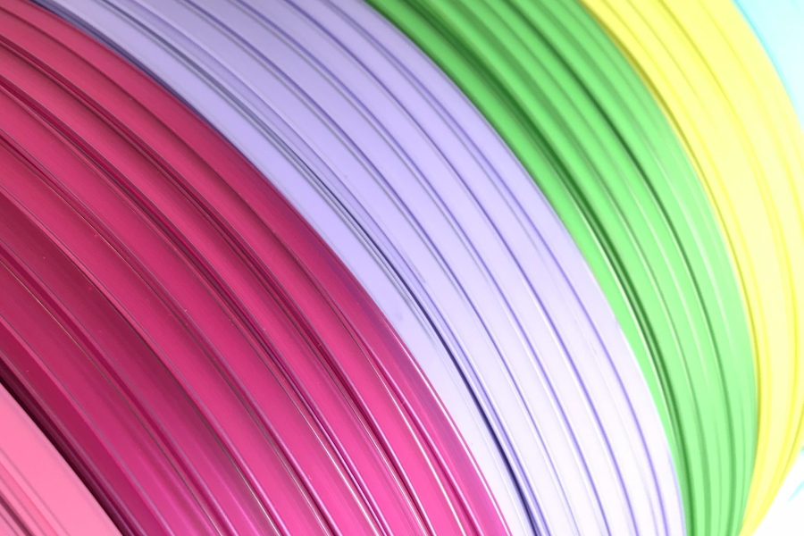 Zbliżenie na kolorowe rolki plastikowego clipbandu
