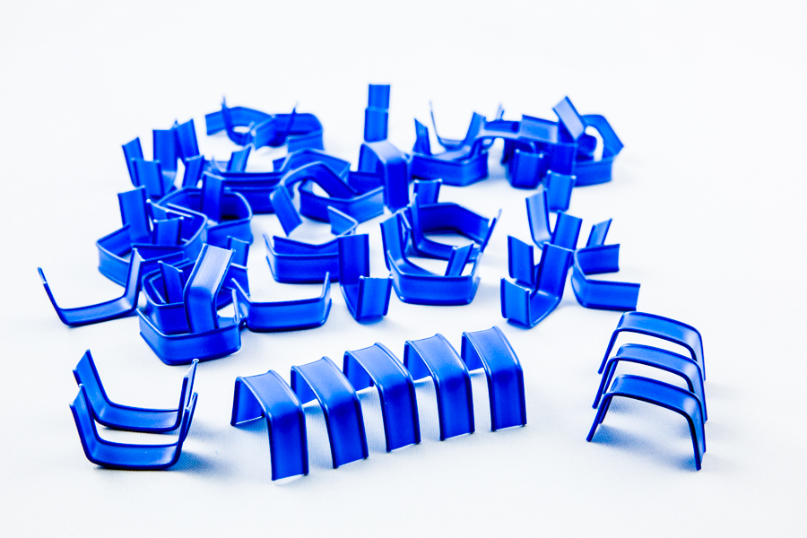 Plastikowe U-klipsy clipband w kolorze niebieskim ułożone artystycznie