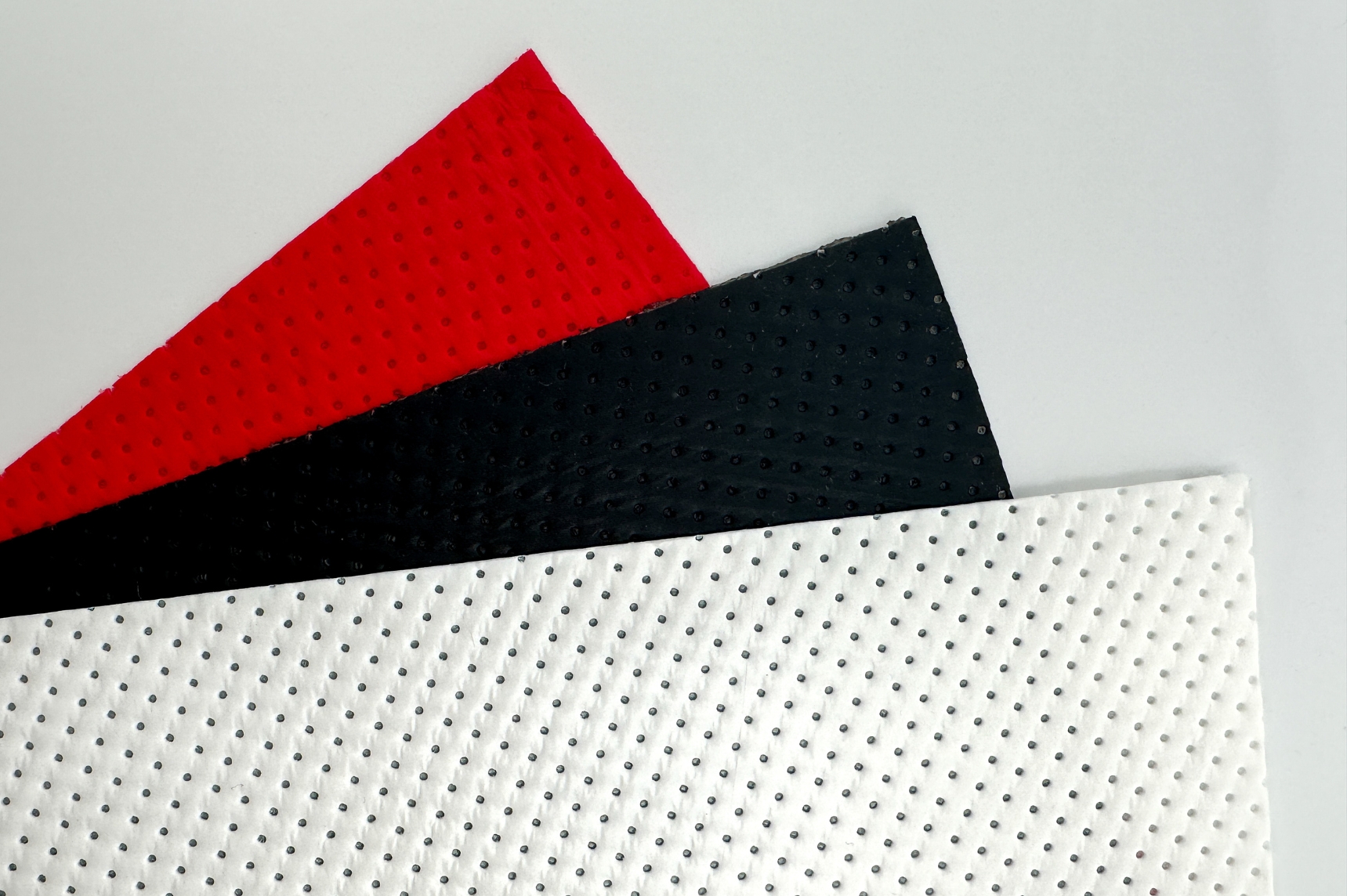 Absorbent pads in red, black and white